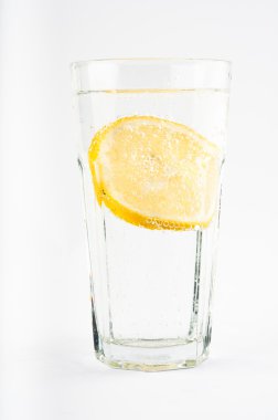 Bir bardak limonlu su