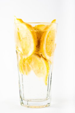 Bir bardak limonlu su