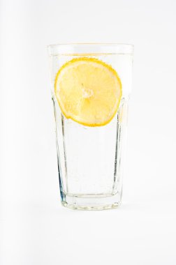 Bir bardak limonlu su
