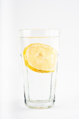 Bir bardak limonlu su