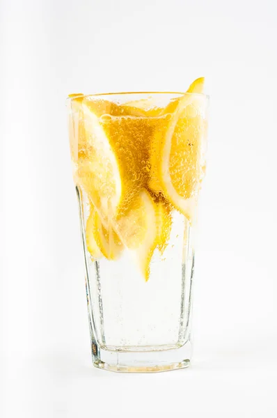 Szklanka wody z cytryną — Zdjęcie stockowe