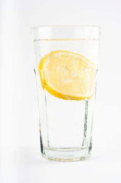 Bir bardak limonlu su — Stok fotoğraf