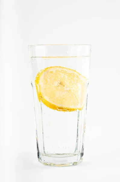 Glas Wasser mit Zitrone — Stockfoto