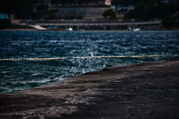 Capul maritim croat stropire de apă — Fotografie, imagine de stoc