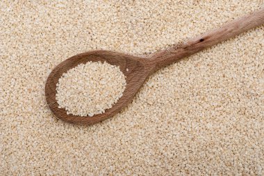 tahta kaşık üzerine susam