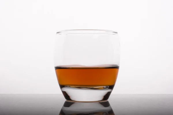 Виски в стакане — стоковое фото