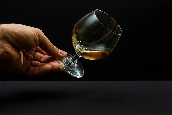 İnsan elinde konyak cam — Stok fotoğraf