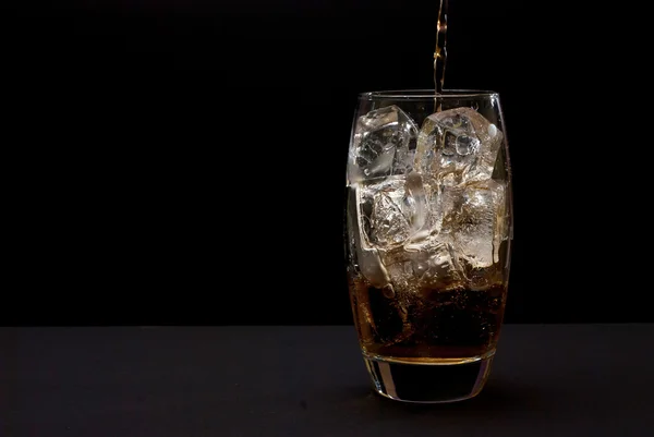 Beber con hielo — Foto de Stock