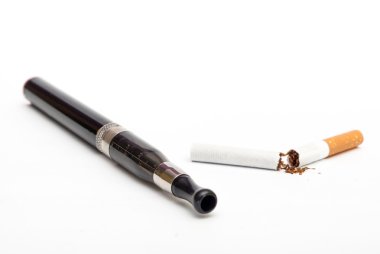 Elektronik sigara ve sigara beyaz arka plan