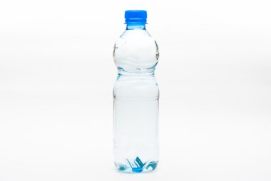 Plastik su şişesi.