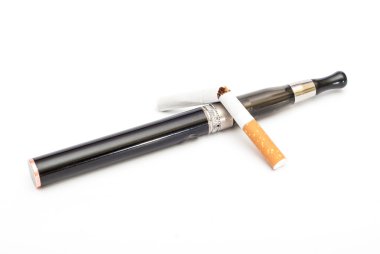 Elektronik sigara ve sigara beyaz arka plan