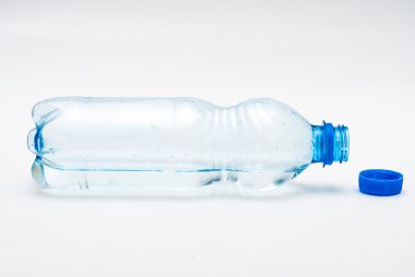 Plastik su şişesi.