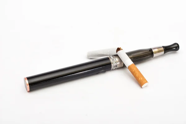 Cigarrillo electrónico y cigarrillo contra fondo blanco —  Fotos de Stock