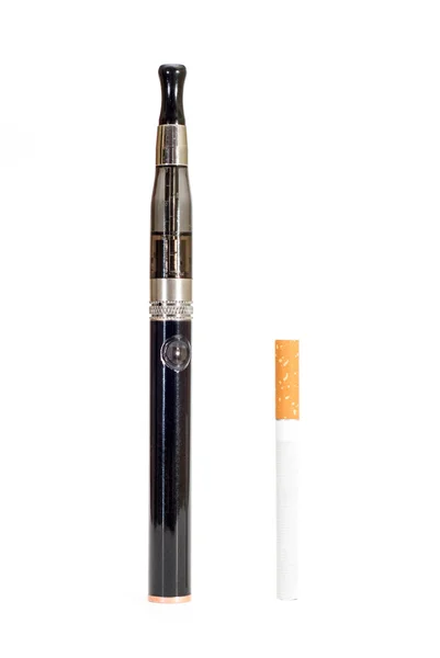 Elektronische Zigarette und Zigarette vor weißem Hintergrund — Stockfoto