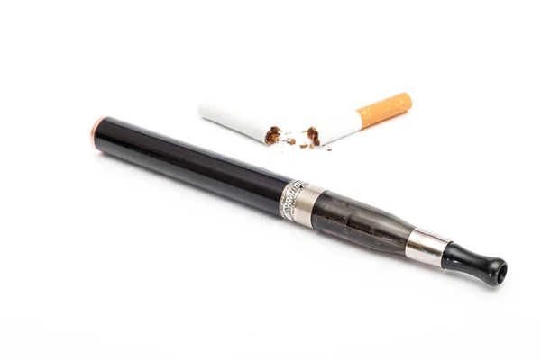 Cigarrillo electrónico y cigarrillo contra fondo blanco — Foto de Stock