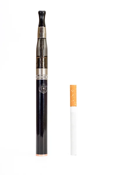 Elektronische Zigarette und Zigarette vor weißem Hintergrund — Stockfoto