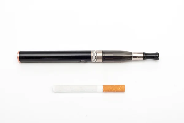 Elektronikus cigaretta és cigaretta fehér háttér — Stock Fotó