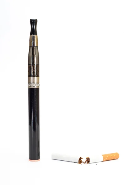 Sigaretta elettronica e sigaretta su sfondo bianco — Foto Stock