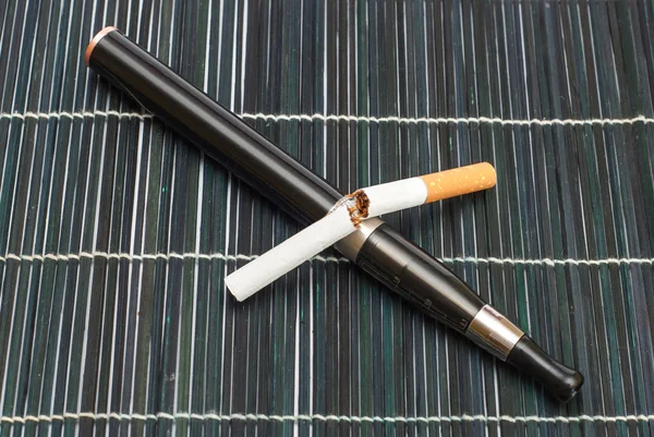 Cigarrillo electrónico y líquido sobre fondo de madera — Foto de Stock