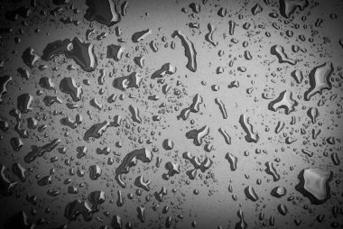 Siyah yüzeye su damlaları