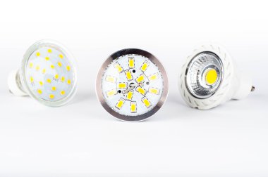 Beyaz arka plan üzerinde LED ampuller