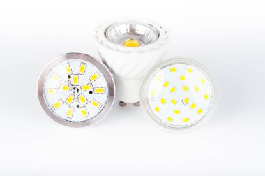 Beyaz arka plan üzerinde LED ampuller