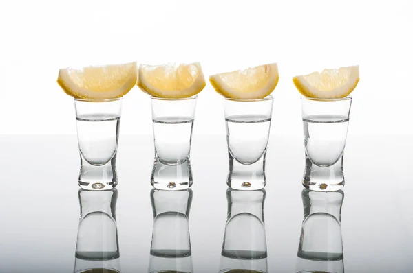 Quattro bicchierini di vodka al limone — Foto Stock
