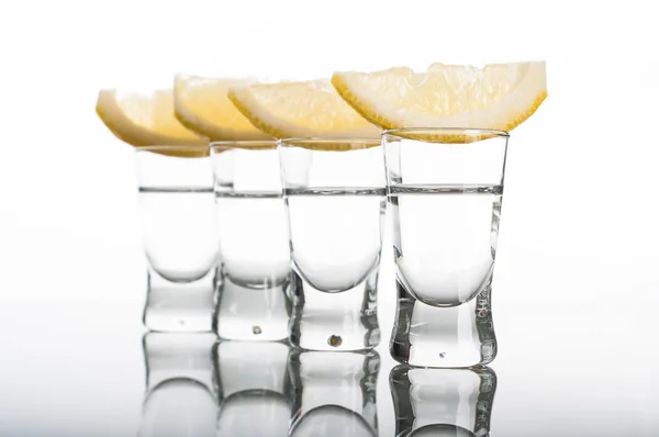 Quatro doses de vodka com limão — Fotografia de Stock