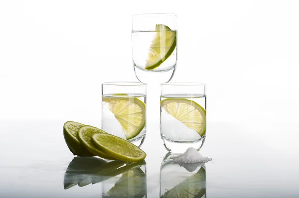 Tres chupitos de vodka con lima —  Fotos de Stock