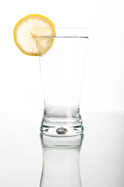 Glas water met citroen segment — Stockfoto