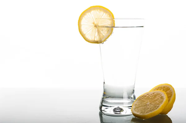 レモン スライスと水のガラス — ストック写真