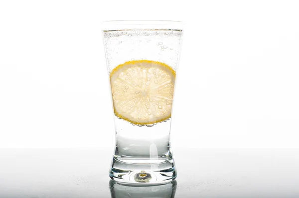 レモン スライスと水のガラス — ストック写真