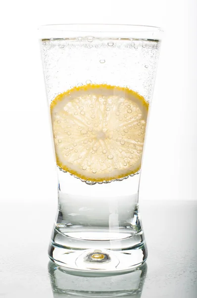 Vaso de agua con rodaja de limón —  Fotos de Stock