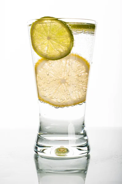 Suya limon dilimi — Stok fotoğraf