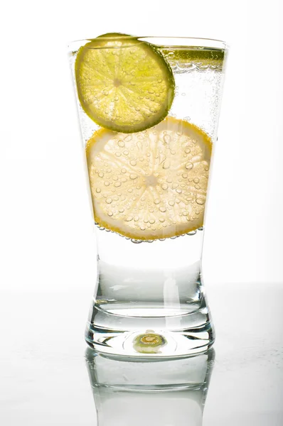 Vaso de agua con rodaja de limón —  Fotos de Stock