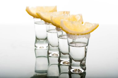 Votka limon ile dört el