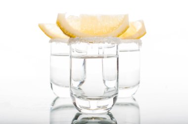 Votka limon dilimi ile üç atış