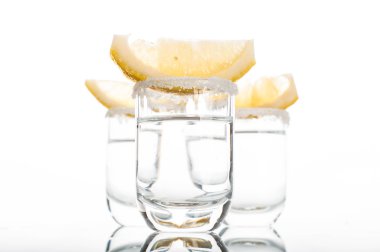 Votka limon dilimi ile üç atış