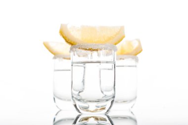 Votka limon dilimi ile üç atış