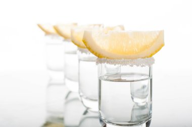 Votka limon ile dört el