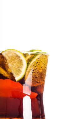 Dilimlenmiş limon cola bardak