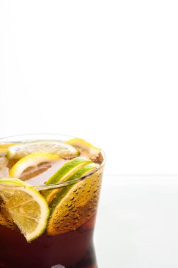Dilimlenmiş limon cola bardak