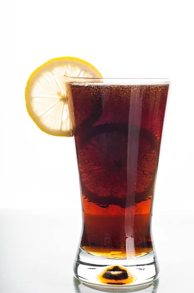 Szeletelt citrom cola pohár — Stock Fotó