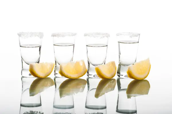 Quatro doses de vodka com limão — Fotografia de Stock