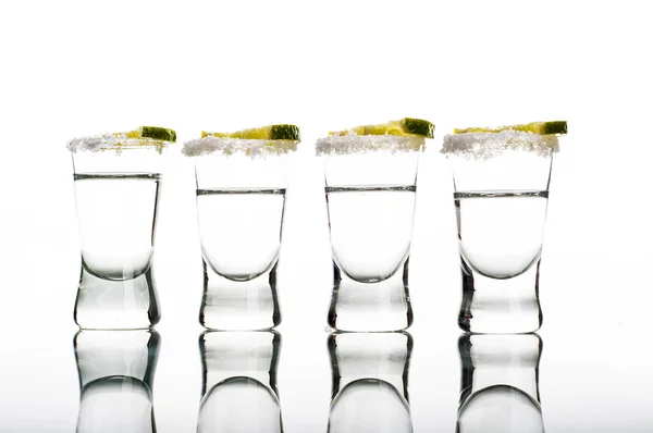 Cuatro chupitos de vodka con limón — Foto de Stock