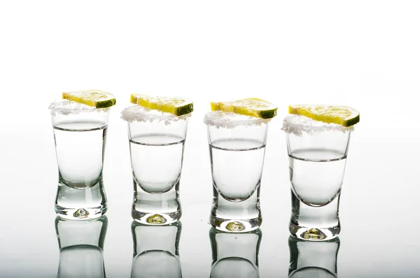 Quatro doses de vodka com limão — Fotografia de Stock