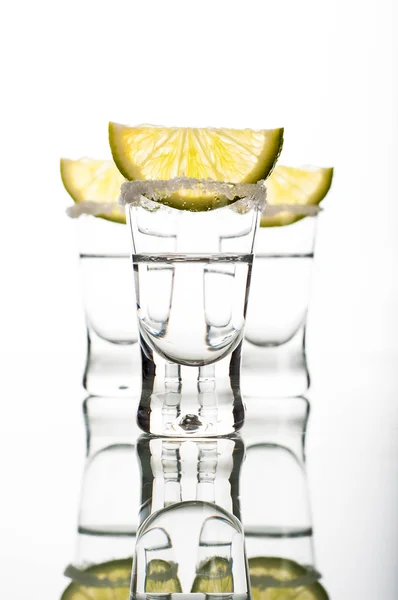 Trzech strzałów wódki z plasterkiem limonki — Zdjęcie stockowe