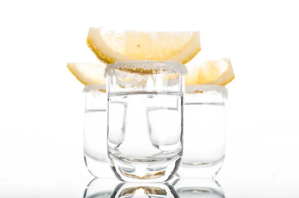 Trzech strzałów wódki z plasterkiem limonki — Zdjęcie stockowe
