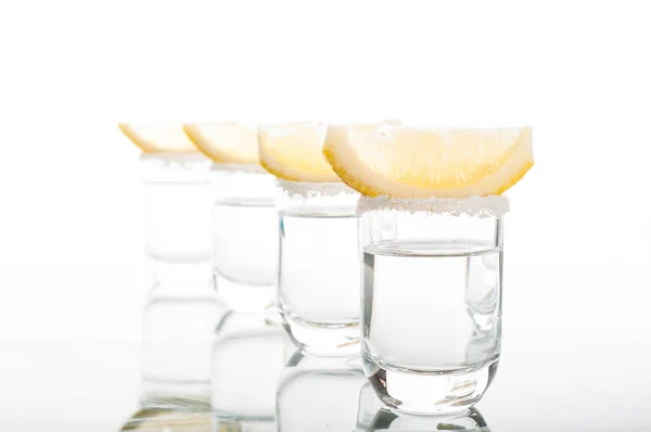 Cuatro chupitos de vodka con limón —  Fotos de Stock