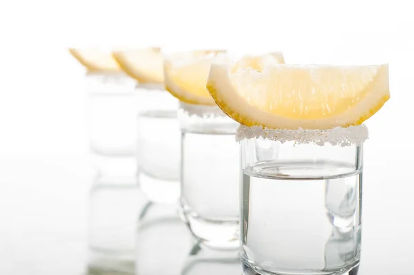 Cuatro chupitos de vodka con limón —  Fotos de Stock